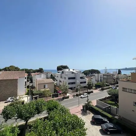 Apartment With Sea Views 50m From The